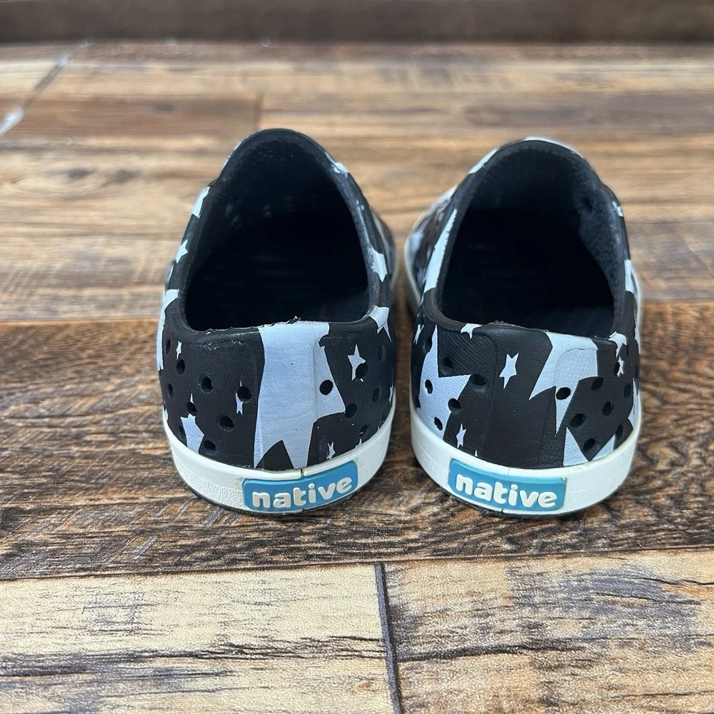 Native Jefferson  Slip On Shoes Size  C6  Youth Kids  Black Stars Sandals